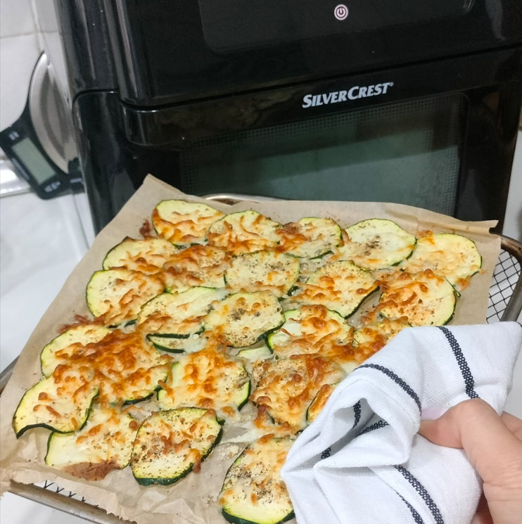 Tortita de calabacín en rodajas con mozzarella y parmesano en la freidora de aire Lidl Silvercrest 9 en 1