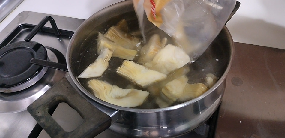 Cocer las alcachofas congeladas para preparar la receta con jamón