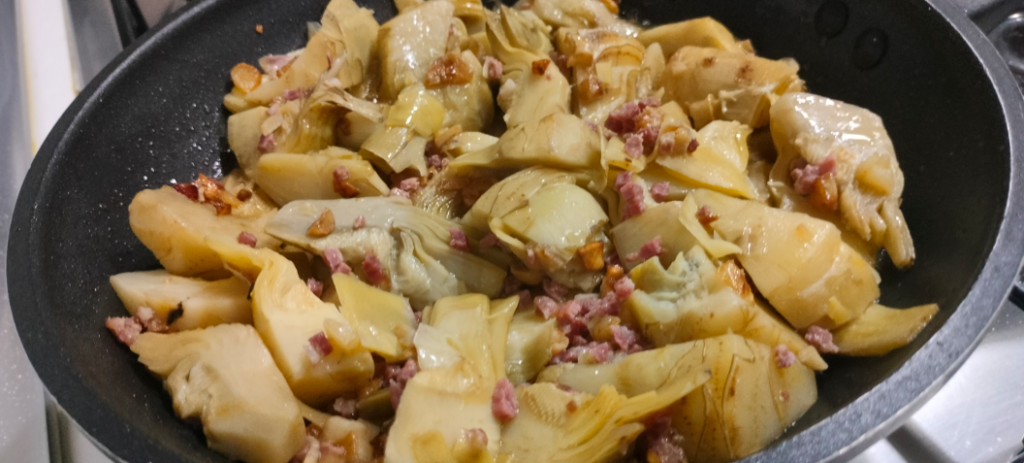 Añadir las alcachofas congeladas a la sartén con ajo y jamón
