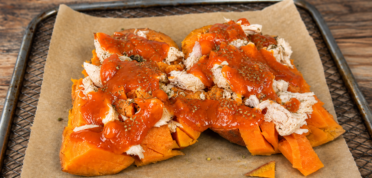 Boniato en freidora de aire relleno de pollo y estilo pizza